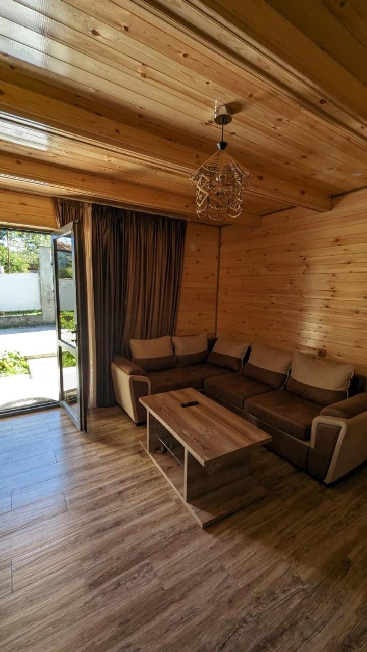 Taripiri Villa Ambrolauri Exteriör bild