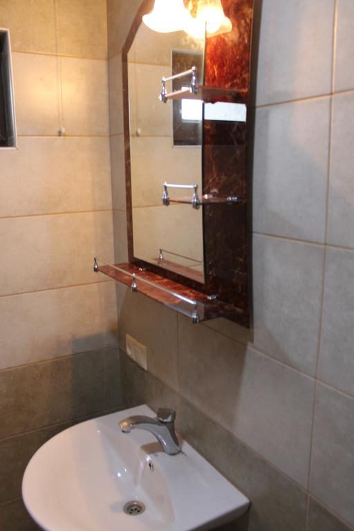 Taripiri Villa Ambrolauri Exteriör bild