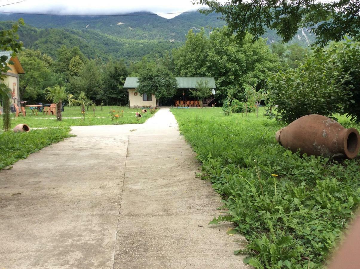 Taripiri Villa Ambrolauri Exteriör bild