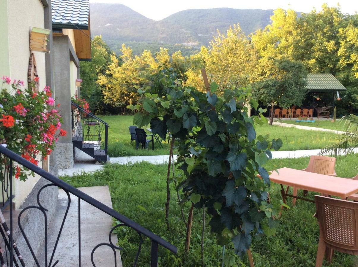 Taripiri Villa Ambrolauri Exteriör bild