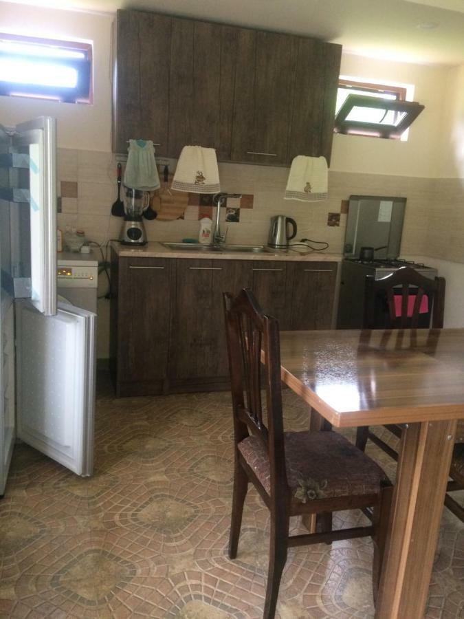 Taripiri Villa Ambrolauri Exteriör bild